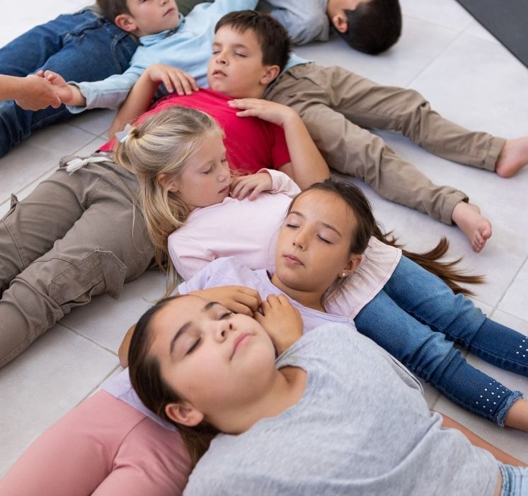 Jeunes participant à un atelier de relaxation et de gestion du stress chez Pluri-elles, Winnipeg.