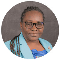 Portrait d'un membre de l'équipe dévouée de Pluri-elles Manitoba au service de la communauté.