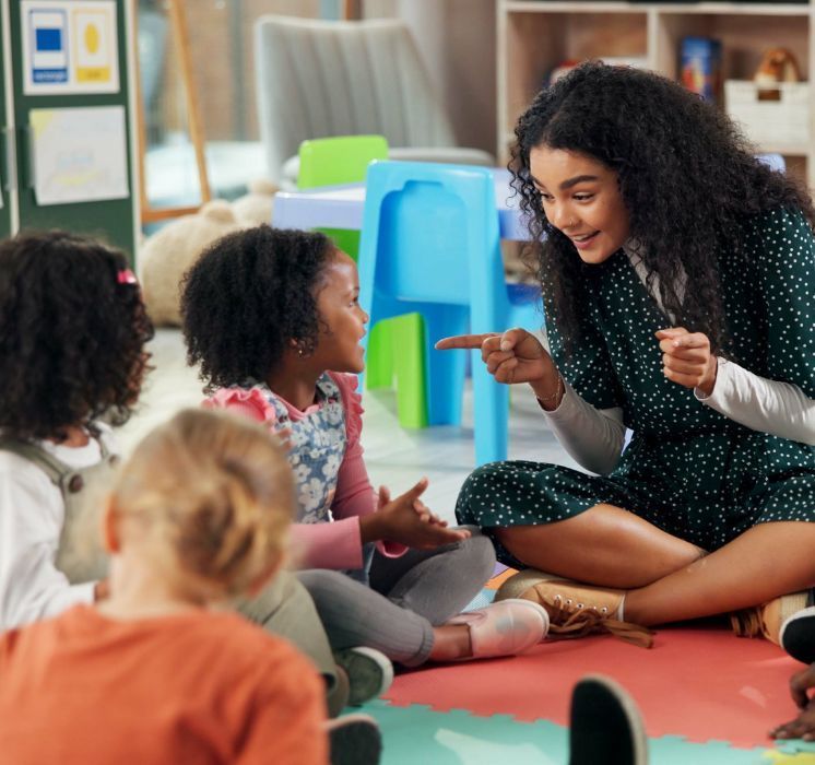 Parent chantant une comptine avec son jeune enfant lors d'un atelier interactif chez Pluri-elles, Winnipeg.