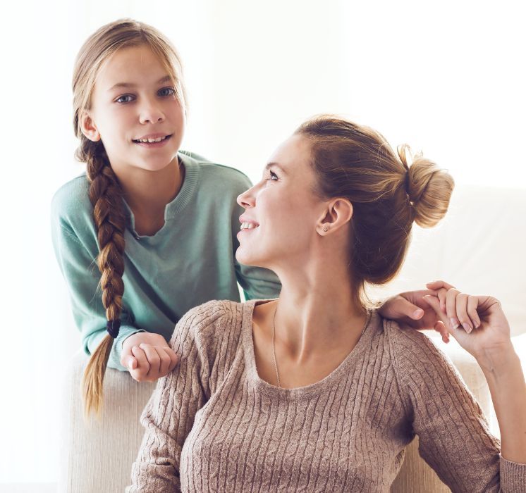 Mère et fille en pleine discussion bienveillante lors d'un atelier de communication chez Pluri-elles, Winnipeg.