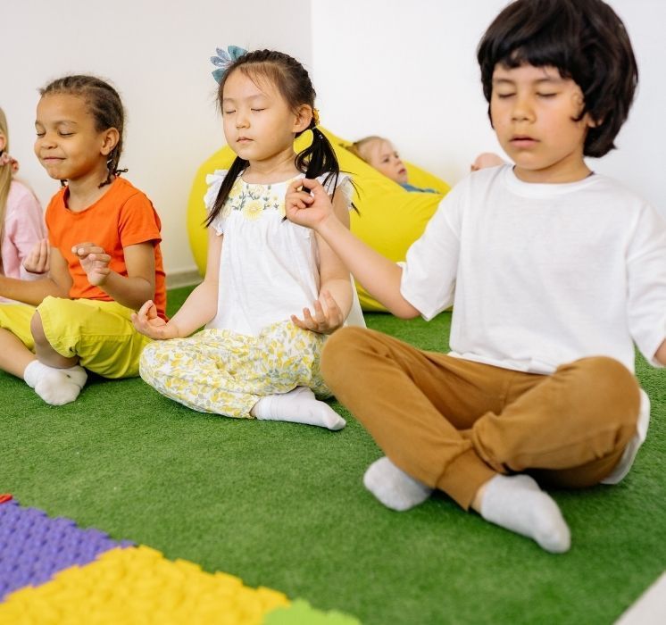Enfants participant à une séance de Conte Yoga dynamique et amusante avec Pluri-elles, Winnipeg.