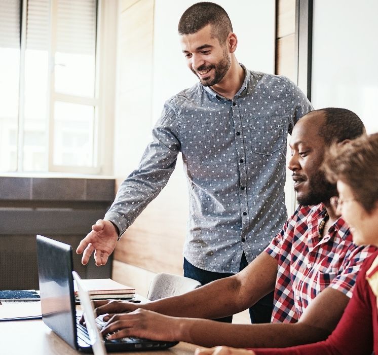 chercheurs d'emploi à utiliser des logiciels informatiques lors d'une formation pratique à Pluri-elles, Winnipeg.