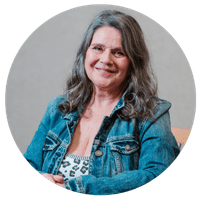 Portrait d'un membre de l'équipe dévouée de Pluri-elles Manitoba au service de la communauté.