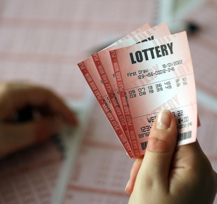 Pluri-elles Winnipeg animant un groupe de soutien pour les familles touchées par la dépendance au jeu.