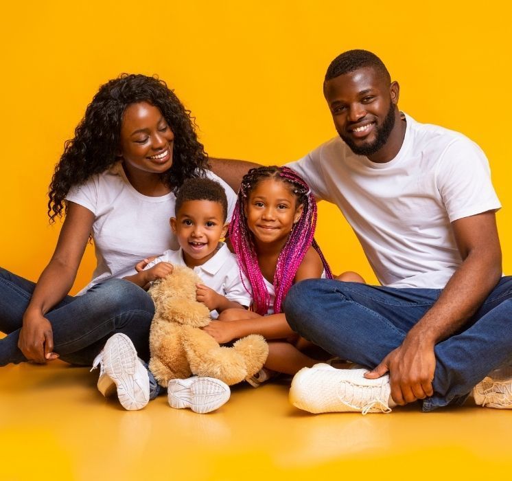 Familles nouvellement arrivées participant à des activités ludiques et culturelles chez Pluri-elles, Winnipeg.