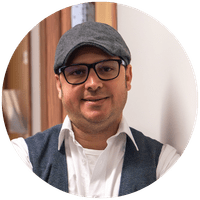 Portrait d'un membre de l'équipe dévouée de Pluri-elles Manitoba au service de la communauté.