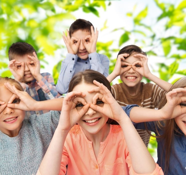Enfants participant à un atelier interactif sur la gestion des émotions et l'expression saine de la colère chez Pluri-elles, Winnipeg.