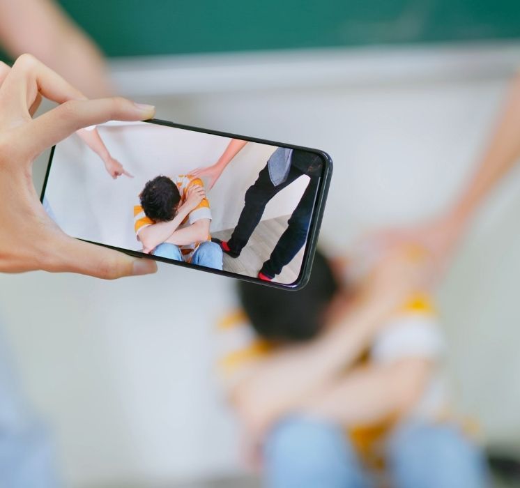 Groupe d'élèves en atelier de réflexion sur l'intimidation, le taxage et l'empathie à l'école.