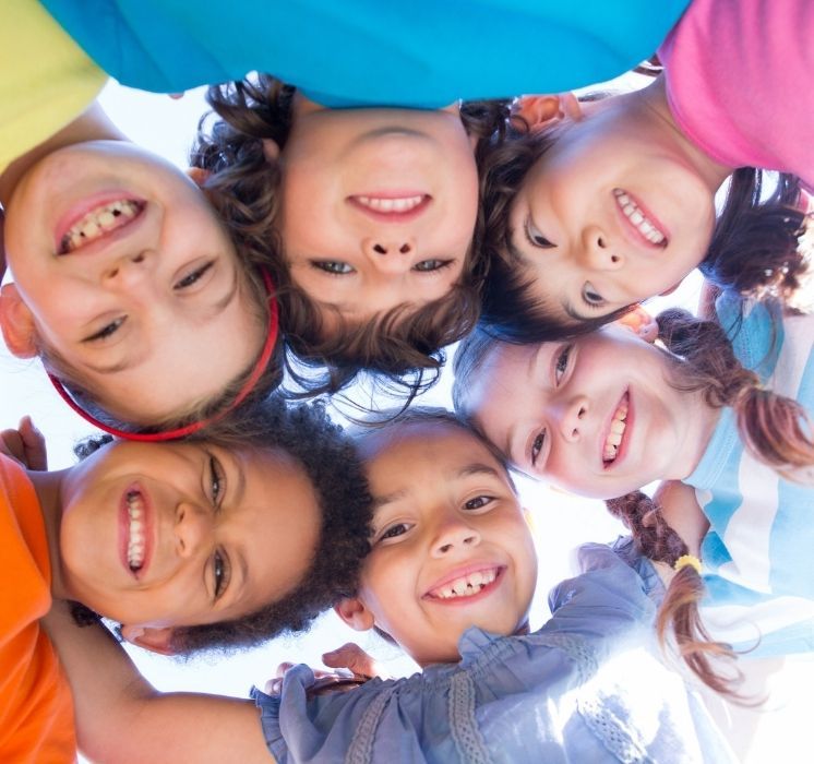 Participants lors d'un atelier interactif sur l'estime de soi et l'affirmation personnelle chez Pluri-elles, Winnipeg.