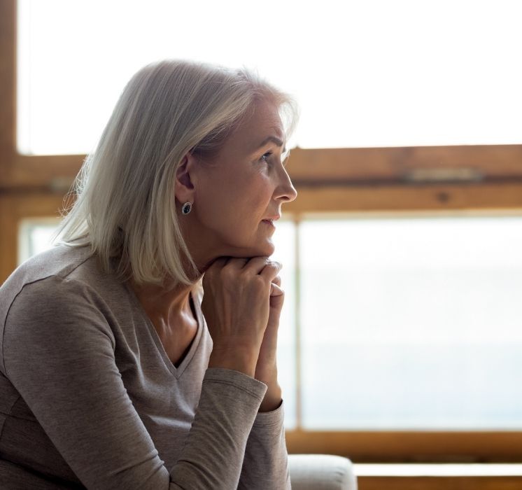 Pluri-elles Winnipeg animant un groupe de parole bienveillant sur le processus de deuil.