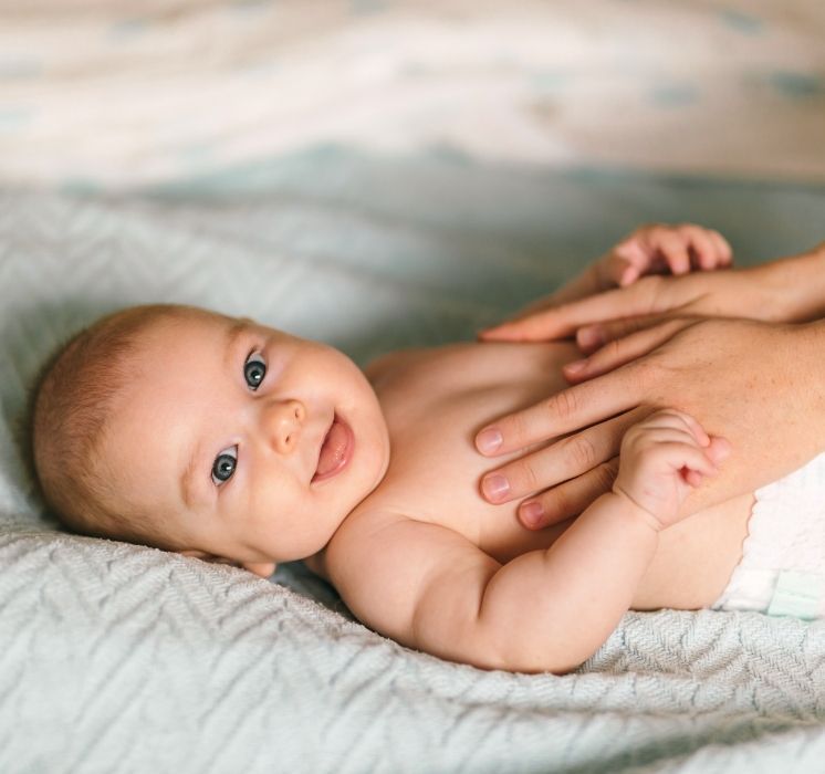 Parent apprenant des techniques de massage sécuritaires et apaisantes pour son bébé lors d'un atelier chez Pluri-elles, Winnipeg.