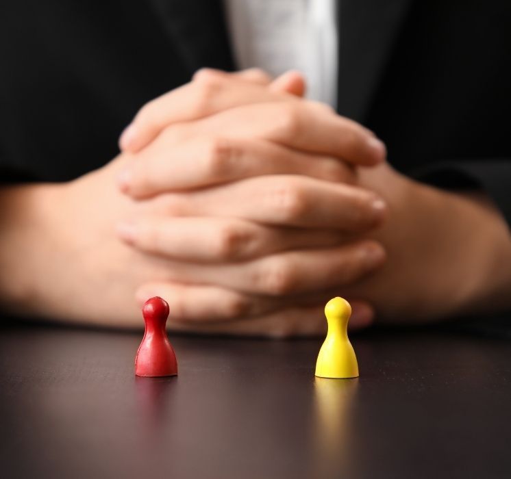 Participants en session de médiation, apprenant des techniques de communication claire et de résolution de conflit chez Pluri-elles, Winnipeg.