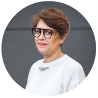 Portrait d'un membre de l'équipe dévouée de Pluri-elles Manitoba au service de la communauté.