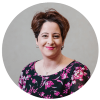 Portrait d'un membre de l'équipe dévouée de Pluri-elles Manitoba au service de la communauté.