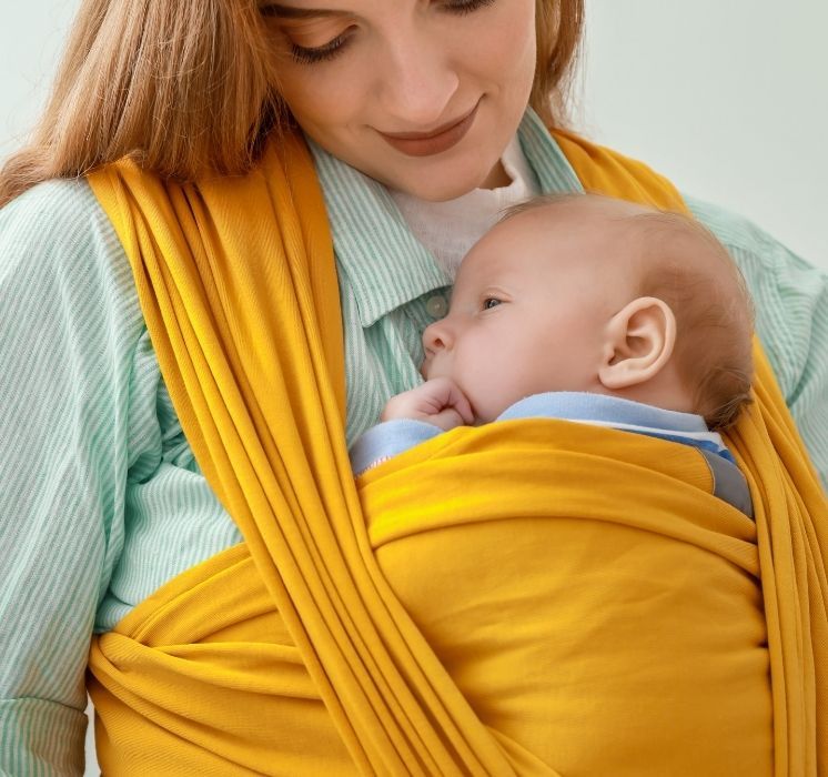 Groupe de nouvelles mamans et leurs bébés échangeant dans un environnement serein lors d'un atelier chez Pluri-elles, Winnipeg.