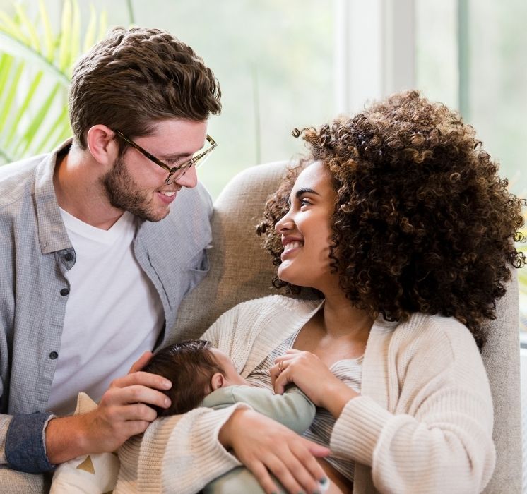 La naissance d'un enfant change tout : apprenez à préserver votre complicité et à renforcer votre lien.