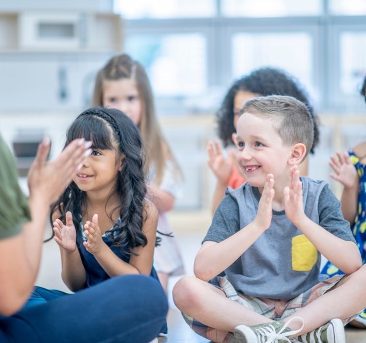 Enfants en activité interactive apprenant à communiquer et à résoudre des conflits avec bienveillance chez Pluri-elles, Winnipeg.