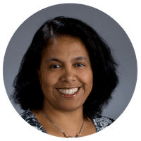 Portrait d'un membre de l'équipe dévouée de Pluri-elles Manitoba au service de la communauté.