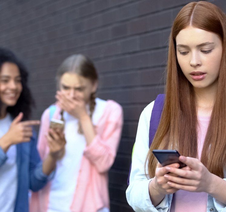 Atelier de prévention de l'intimidation et du cyberharcèlement dans une école, favorisant un climat scolaire inclusif.