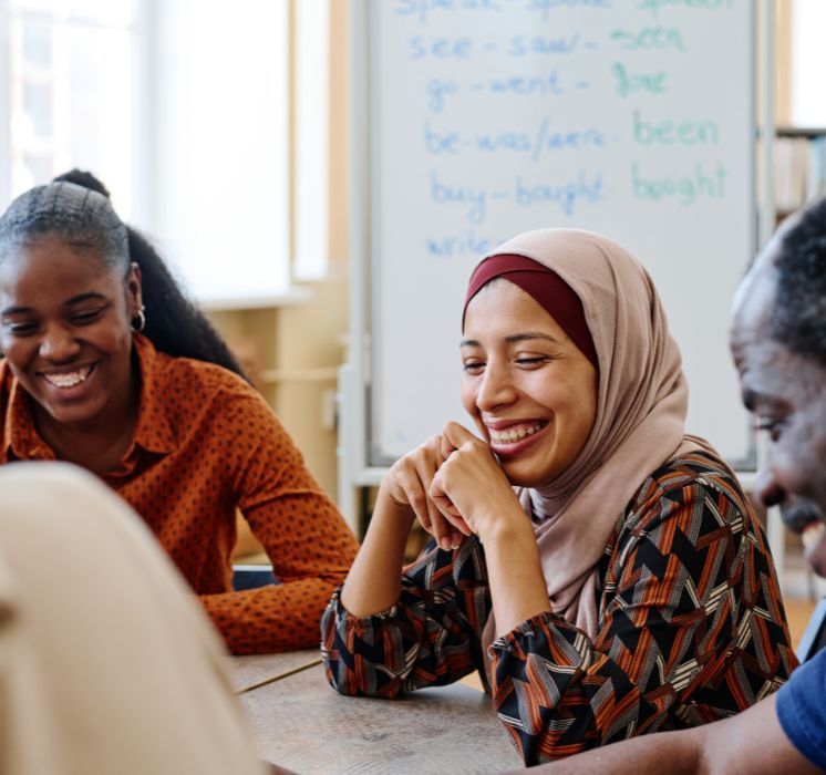 Cours d'anglais de base pour nouveaux arrivants francophones dans les locaux de Pluri-elles Manitoba.