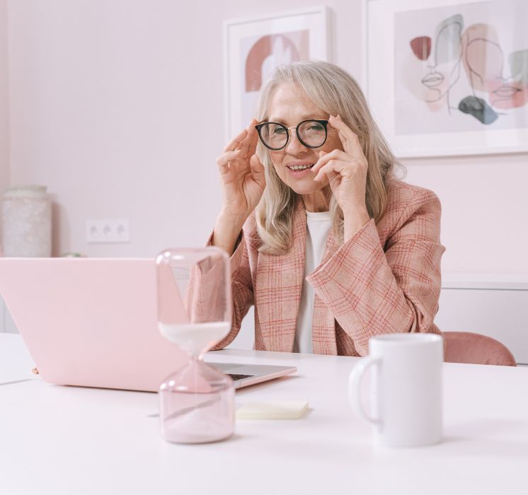 Atelier sur l'utilisation des réseaux sociaux et des appels vidéo pour les aînés chez Pluri-elles Manitoba.