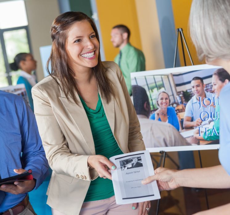 Section emploi de Pluri-elles Manitoba présentant des candidates qualifiées à un employeur partenaire à Winnipeg.