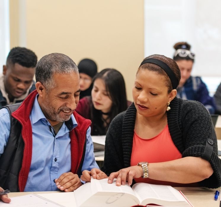 Accompagnement personnalisé en lecture et en écriture pour adultes francophones avec Pluri-elles à Winnipeg.