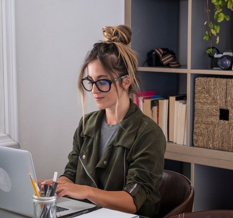 Accompagnement personnalisé et outils technologiques pour favoriser l'autonomie des adultes ayant des troubles d'apprentissage au Manitoba.