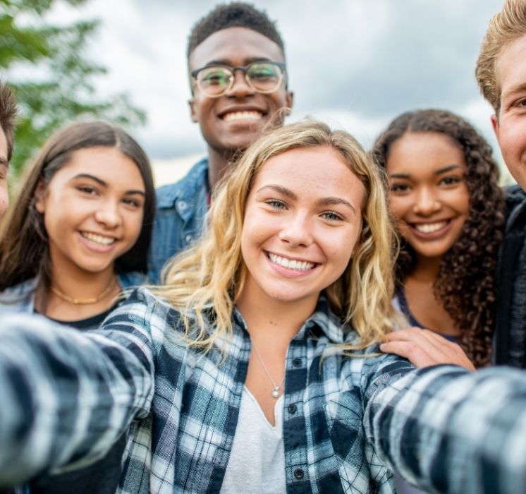 Jeunes adultes participant à un atelier pratique du programme d'employabilité Ça clique, c'est cool chez Pluri-elles Winnipeg.
