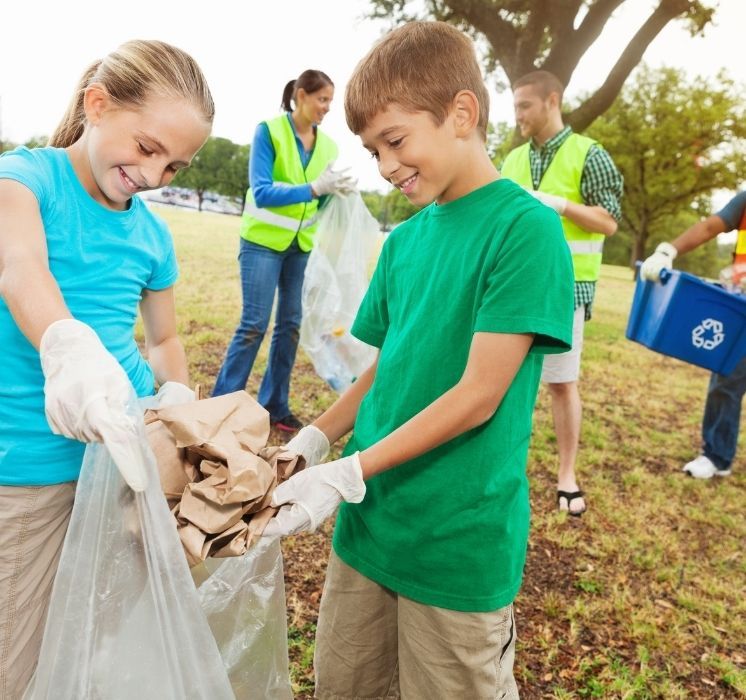 Familles unies participant à des ateliers ludiques sur la solidarité et l'engagement citoyen chez Pluri-elles, Winnipeg.