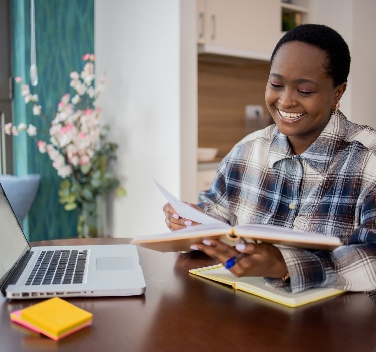 Formation à distance et cours en ligne pour adultes francophones avec Pluri-elles, accessibles partout au Manitoba.