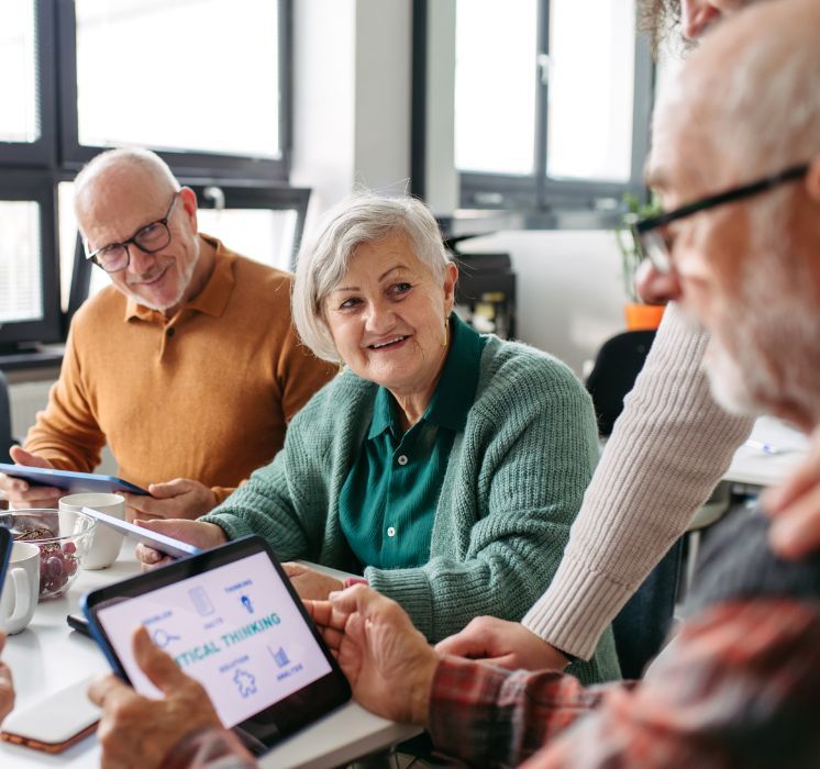Atelier informatique convivial pour aînés : apprendre à utiliser tablettes et ordinateurs avec Pluri-elles au Manitoba.