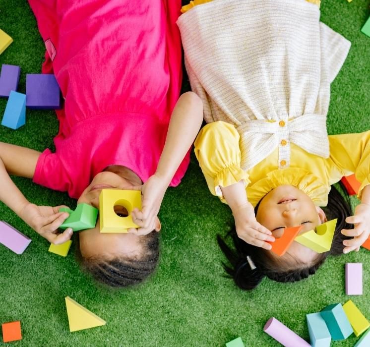 Groupe d'écoliers de Winnipeg profitant d'une pause détente bienveillante après l'école avec Pluri-elles.