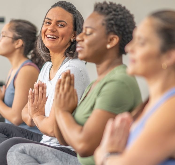 Femme prenant un moment de détente et de ressourcement lors d'une séance "Mon Moment Magique au féminin" chez Pluri-elles, Winnipeg.