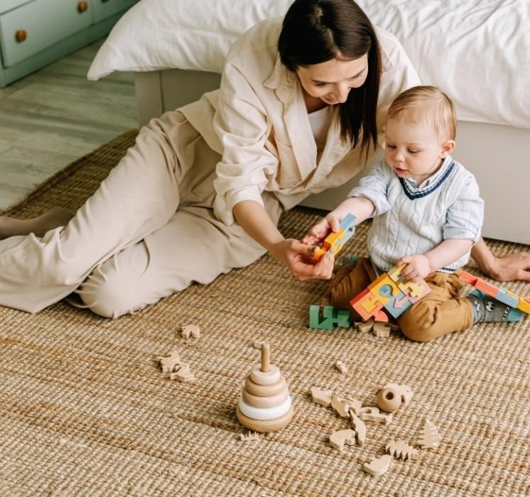 Parent et enfant partageant un moment de complicité et de création lors de l'atelier "Mon Moment Magique en duo" chez Pluri-elles, Winnipeg.