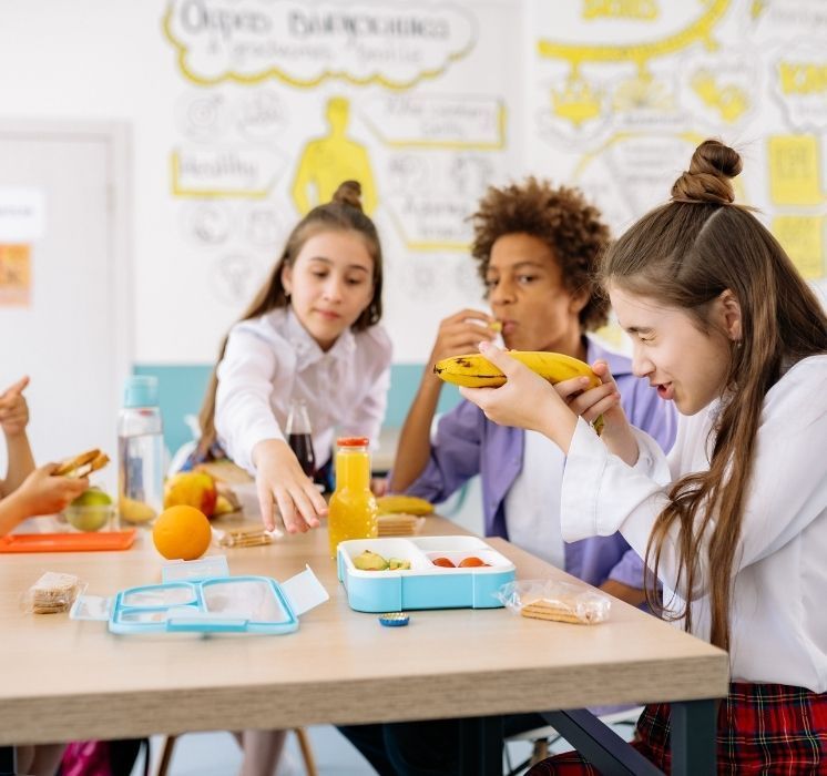 Enfants d'âge scolaire participant à des exercices de confiance en soi et d'empathie chez Pluri-elles, Winnipeg.