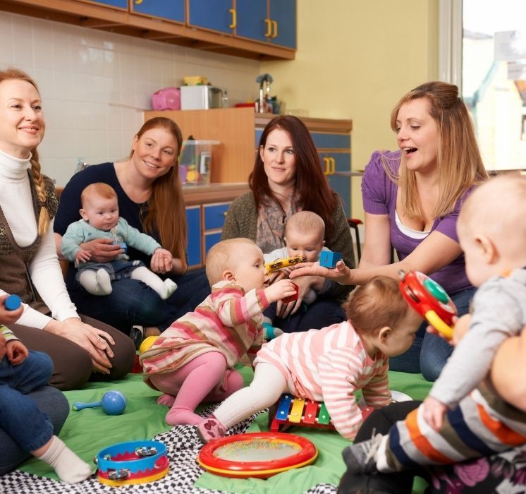 nfants rayonnants participant à une séance ludique de bien-être "Mon Moment Magique minis" chez Pluri-elles, Winnipeg.