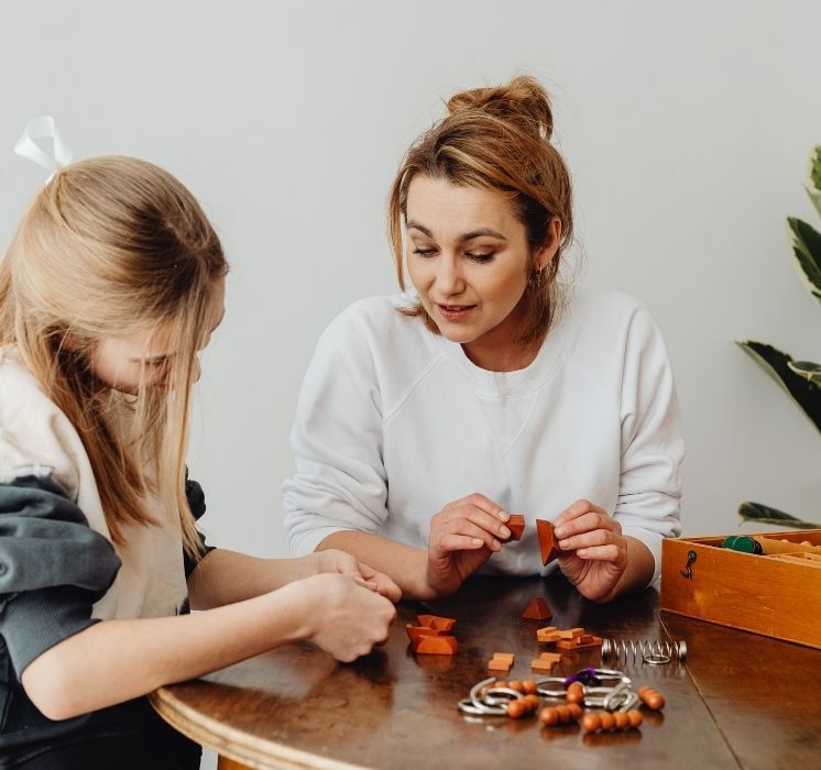 Accompagnement et aide aux devoirs pour enfants neurodivergents et leurs familles avec Pluri-elles au Manitoba.