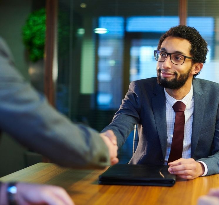Participants du Parcours de réussite vers l'emploi en formation intensive pour apprendre les codes du travail au Manitoba.