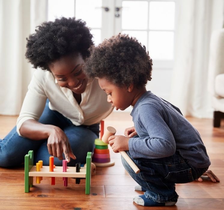 Parent et son enfant partageant un moment de complicité et d'éveil par le jeu chez Pluri-elles, Winnipeg.