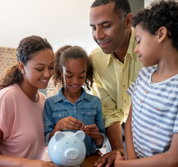 Programme Saving Circle de Pluri-elles et Seed Winnipeg : épargne multipliée pour financer les projets des familles au Manitoba.