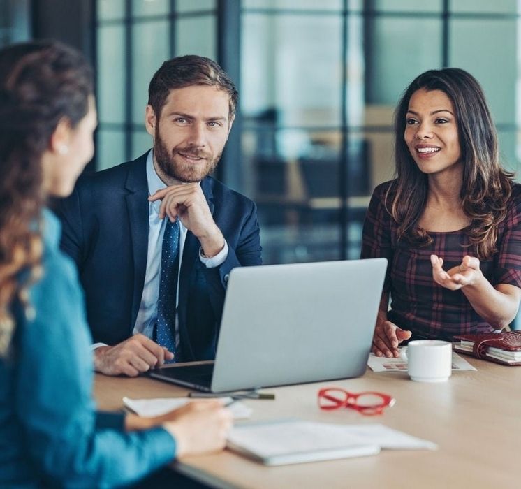 Employeur consultant un programme de subventions salariales pour intégrer de nouveaux talents au Manitoba avec Pluri-elles.