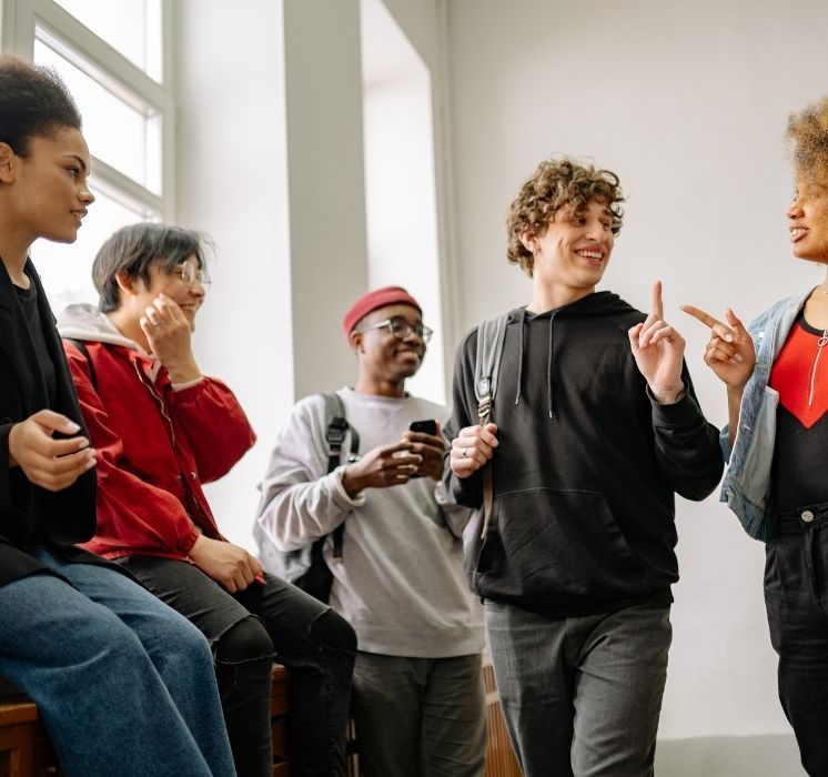 Groupe d'adolescents participant à un atelier Mon Moment Magique Ados pour la gestion des émotions chez Pluri-elles