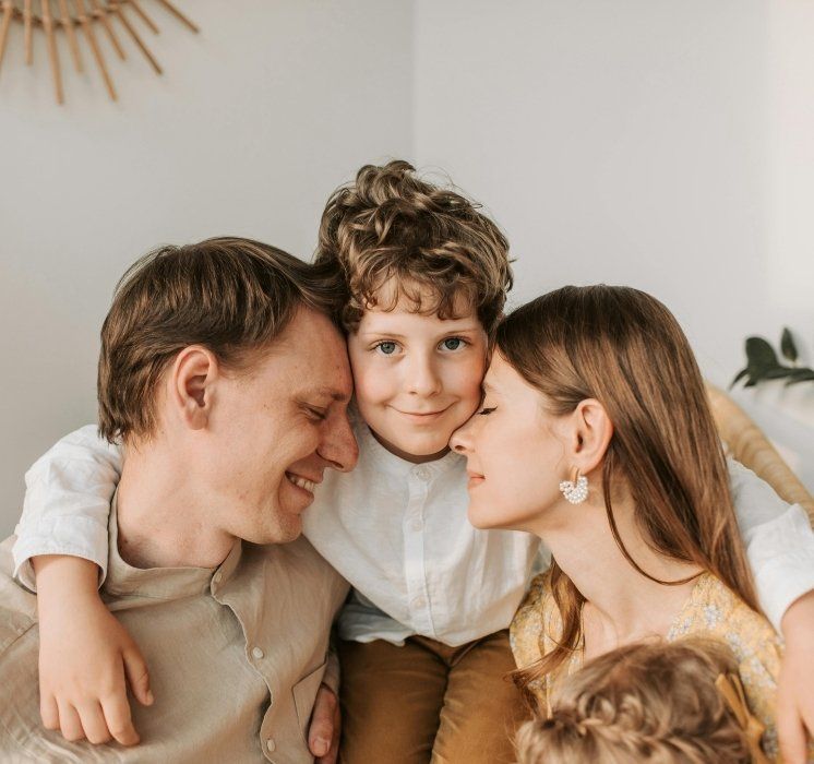 Famille unie et complice illustrant l'atelier Le respect en action programme COPA chez Pluri-elles