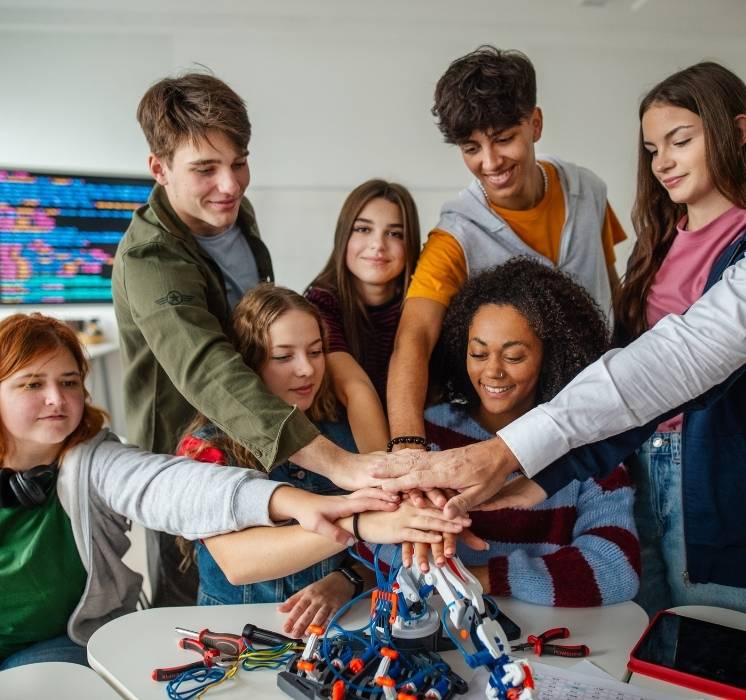 L'atelier sur la cohésion d'un groupe d'élèves issus de la diversité, symbolisant l'unité et le partage en milieu scolaire avec Pluri-elles.