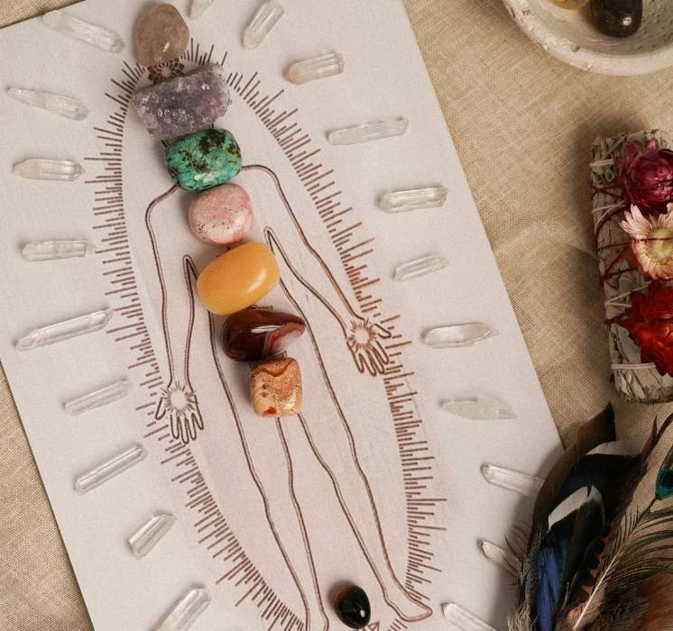 Support pédagogique illustrant le corps humain et ses centres d'énergie pour un atelier d'éducation à la sexualité bienveillante avec Pluri-elles.