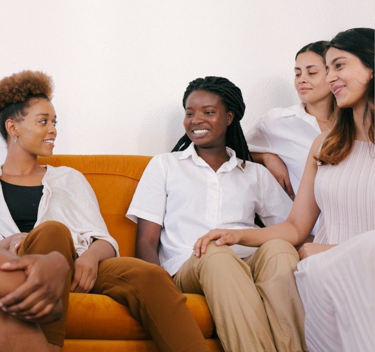 Groupe de femmes discutant lors d'un atelier d'intégration pour nouvelles arrivantes chez Pluri-elles