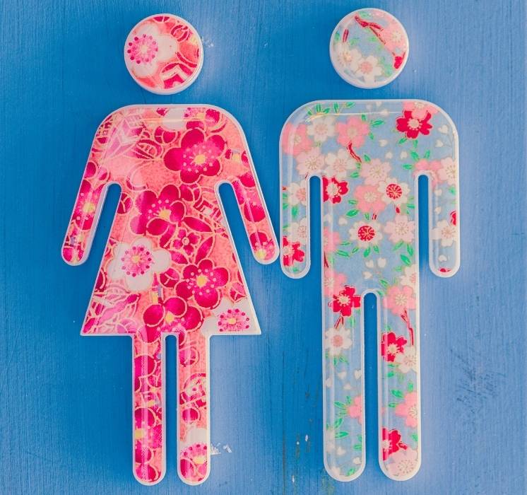 Atelier symbolisant l'orientation sexuelle et l'identité de genre avec des silhouettes colorées pour un atelier Pluri-elles