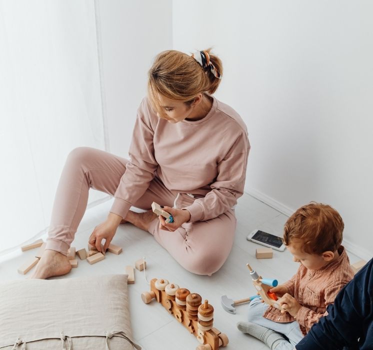 Pluri-elles Winnipeg animant un groupe de parole bienveillant sur la gestion de l'épuisement parental.