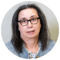 Portrait d'un membre de l'équipe dévouée de Pluri-elles Manitoba au service de la communauté.